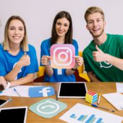 mujer sosteniendo instagram como icono sus amigos mostrando signo thumbup